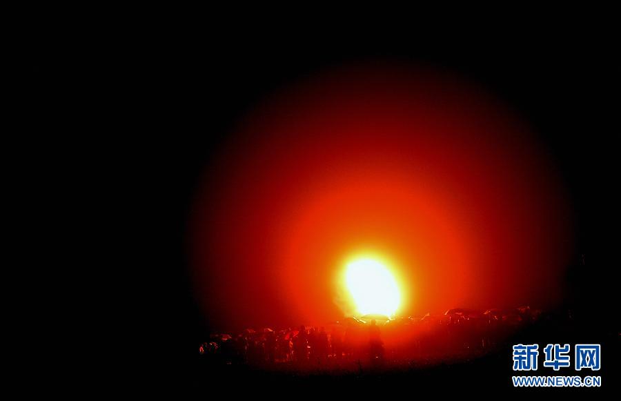 July 20, people lit a bonfire for warmth on the mountain with an altitude of 1, 800 meters in Enshi Miao and Tujia Autonomous Prefecture, Hubei Province. (Photo/Xinhua)