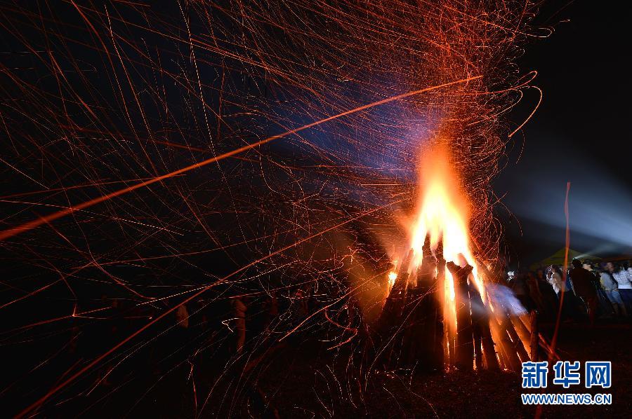 July 20, people lit a bonfire for warmth on the mountain with an altitude of 1, 800 meters in Enshi Miao and Tujia Autonomous Prefecture, Hubei Province. (Photo/Xinhua)