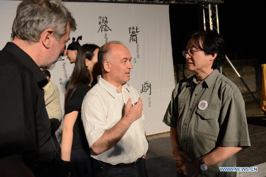 Bitola Mayor Vladimir Taleski (C) talks with Wang Xiaoying (R) director of the Chinese version of Shakespeare's drama Charles III in Bitola, Macedonia, July 25, 2013. The Chinese version of Shakespeare's drama Charles III was staged on Thursday night as the final show of the Shakespeare Drama Festival at a roman amphitheatre in Bitola. (Xinhua/Jia Zhou)