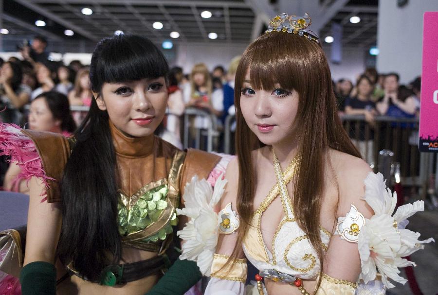 Cosplayers pose at the Animation, Comics & Games Expo in Hong Kong (ACGHK), south China, July 26, 2013. The five-day ACGHK, starting here Friday, is expected to attract some 700,000 visitors. (Xinhua/Zhao Yusi) 
