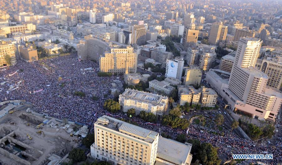 This handout photo released by the Egyptian Army on July 27, 2013, shows pro-military protesters gathering at the Tahrir Square, in Cairo, Egypt, on July 26, 2013. Millions of Egyptians held mass rallies and parade to show their attitude around the country on Friday. Death toll of clashes erupted late Friday between supporters and opponents of Egypt's ousted president Mohamed Morsi has climbed to at least 139 on Saturday, the Muslim Brotherhood (MB) and local media said. (Xinhua/Egyptian Army)