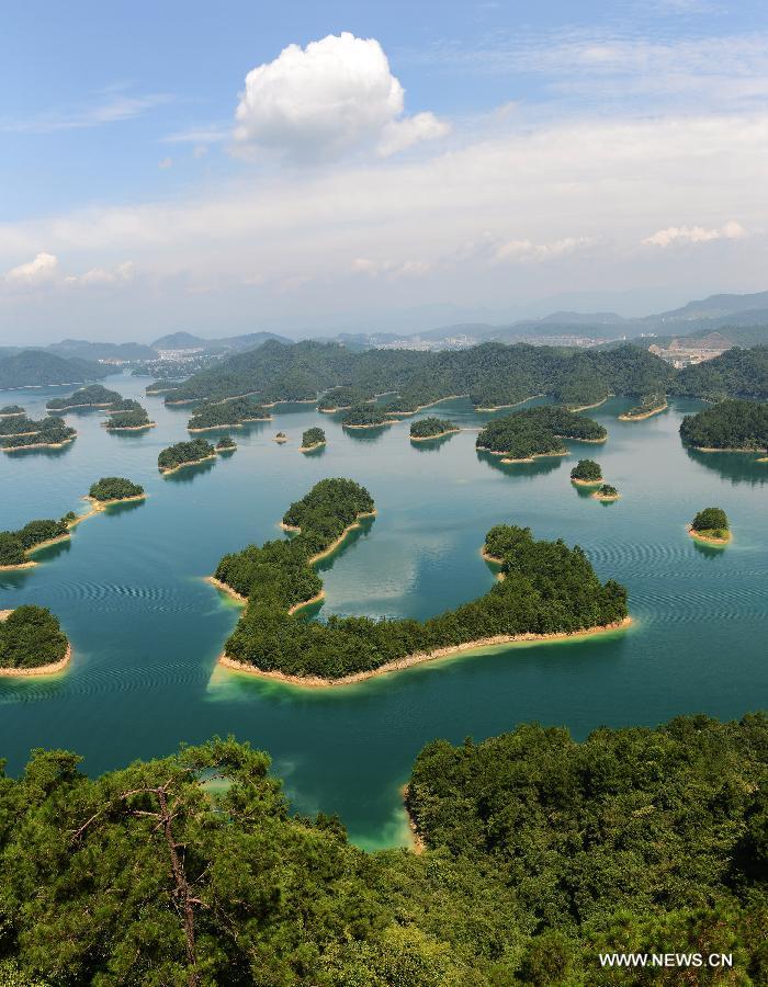 Photo taken on July 27, 2013 shows the view of the Qiandao Lake (Thousand Island Lake) in Chun'an County, east China's Zhejiang Province. (Xinhua/Dong Naide)