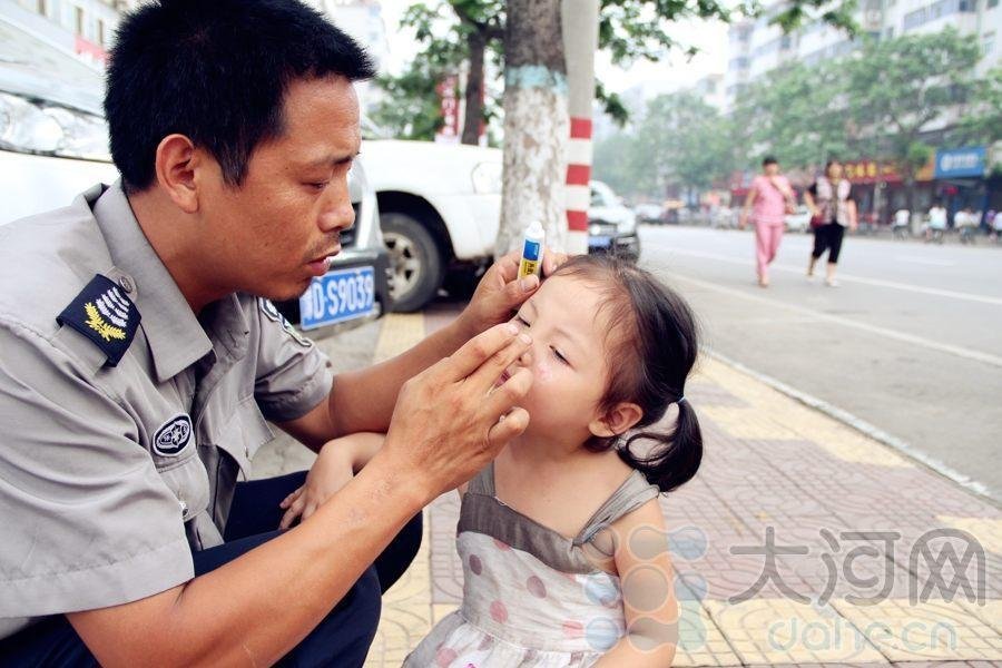 Yimin's face is burned by the hot sunshine. Zhang applied cream on her face. (Photo/Dahe.cn)  