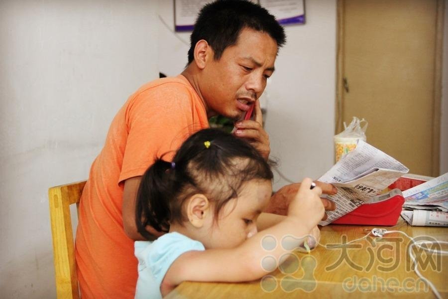 Zhang fights for living. Yimin waits for her father aside. She has already got used to waiting. (Photo/Dahe.cn)  