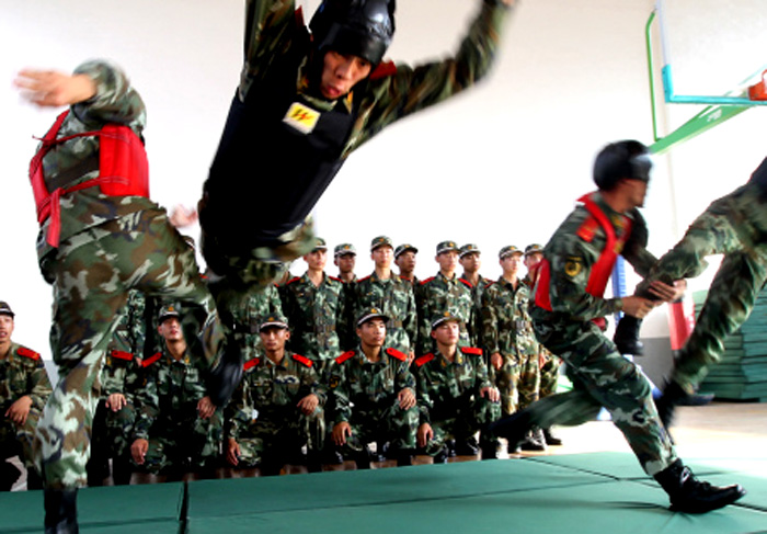 Recently, the officers and men of the 4th Detachment of the Shanghai Contingent of the Chinese People's Armed Police Force (APF) conducted actual-combat drill on such subjects as physical training, rapid assault, ambush and reconnaissance and so on in extreme hot weather. (Xinhua/Chen Fei)