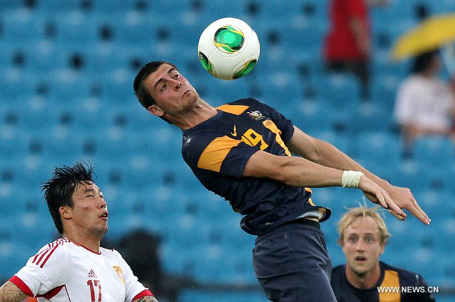 China's Zhang Linpeng (L) and Australia's Tomi Juric fight for the ball during the EAFF East Asian Cup 2013 at the Jamsil Olympic Stadium in Seoul, South Korea, July 28, 2013. China won the match 4-3. (Xinhua/Park Jin-hee) 
