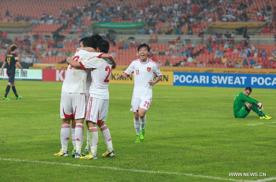 Players of China national football team celebrate after scoring during the EAFF East Asian Cup 2013 against Australia national football team at the Jamsil Olympic Stadium in Seoul, South Korea, July 28, 2013. China won the match 4-3. (Xinhua/Park Jin-hee)