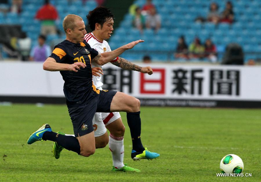China's Zhang Xizhe (R) and Australia's Aaron Frank Mooy fight for the ball during the EAFF East Asian Cup 2013 at the Jamsil Olympic Stadium in Seoul, South Korea, July 28, 2013. China won the match 4-3. (Xinhua/Park Jin-hee) 