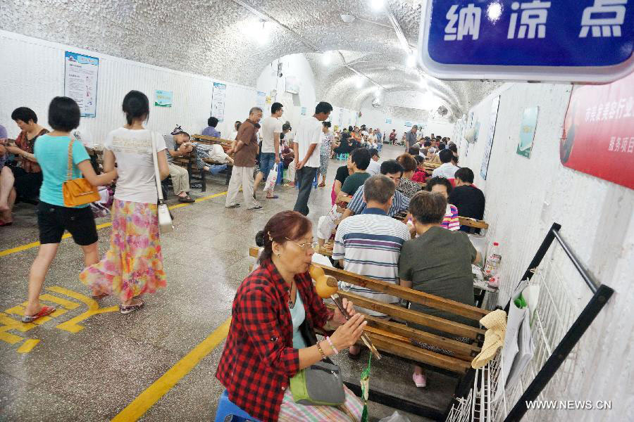 Citizens cool off themselves at a municipal shelter in Hangzhou, capital of east China's Zhejiang Province, July 28, 2013. Hangzhou has experienced the temperature of over 40 degrees Celsius since July 24. (Xinhua/Li Zhong)
