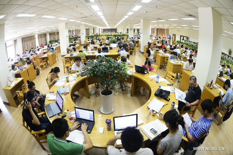 Citizens shelter from heat wave in the library with air-conditioners in Hangzhou, capital of east China's Zhejiang Province, July 28, 2013. Hangzhou has experienced the temperature of over 40 degrees Celsius since July 24. (Xinhua/Li Zhong)