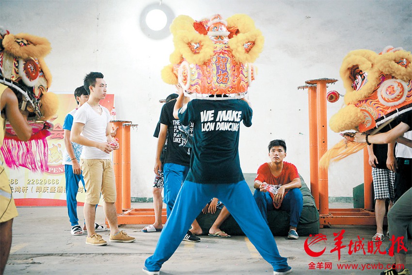 Young dancers are practicing wearing T-shirts that say 'we make lion dancing'.(Photo/Yangcheng Evening News)