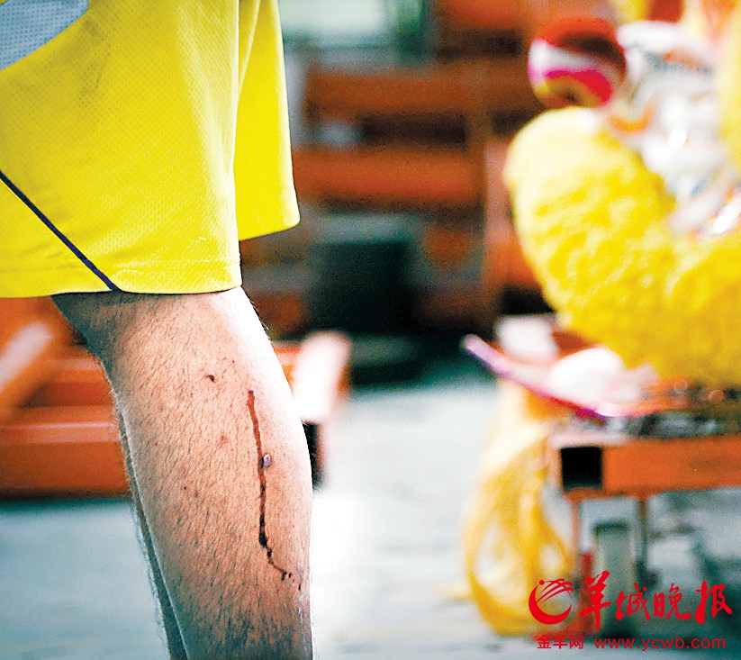 New apprentice Wen scratches his leg when doing pillar walking exercise.(Photo/Yangcheng Evening News)