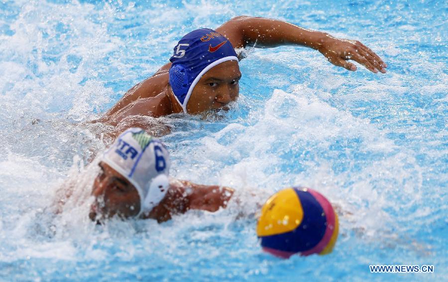 China's Guo Junliang(top) vies with Italy's Maurizio Felugo during Men's Waterpolo Quarterfinal Qualification match between China and Italy in the 15th FINA World Championships at Piscines Bernat Picornell in Barcelona, Spain on July 28, 2013. China lost 3-11.(Xinhua/Wang Lili)