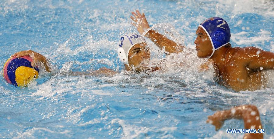 China's Tan Feihu(R) vies with Italy's Niccolo Giotto during Men's Waterpolo Quarterfinal Qualification match between China and Italy in the 15th FINA World Championships at Piscines Bernat Picornell in Barcelona, Spain on July 28, 2013. China lost 3-11.(Xinhua/Wang Lili)