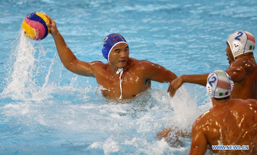 China's Tan Feihu (L) passes the ball during Men's Waterpolo Quarterfinal Qualification match between China and Italy in the 15th FINA World Championships at Piscines Bernat Picornell in Barcelona, Spain on July 28, 2013. China lost 3-11.(Xinhua/Wang Lili)