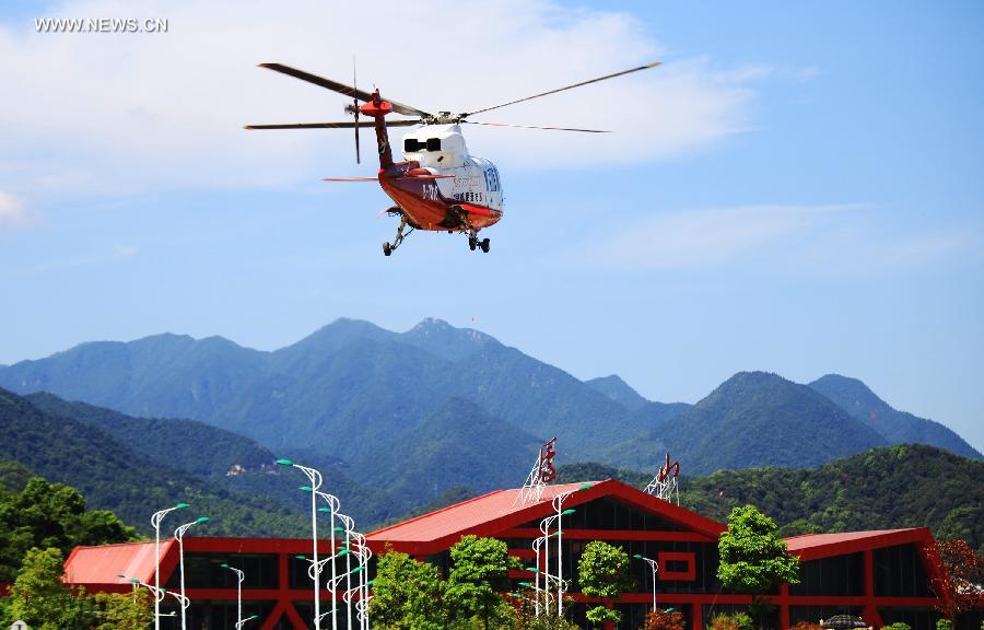 A helicopter is seen in Lushan Mountain of Jiujiang City, east China's Jiangxi Province, July 28, 2013. Helicopters are to be used for sightseeing in the famous scenery area on Sunday. (Xinhua/Zhang Haiyan)