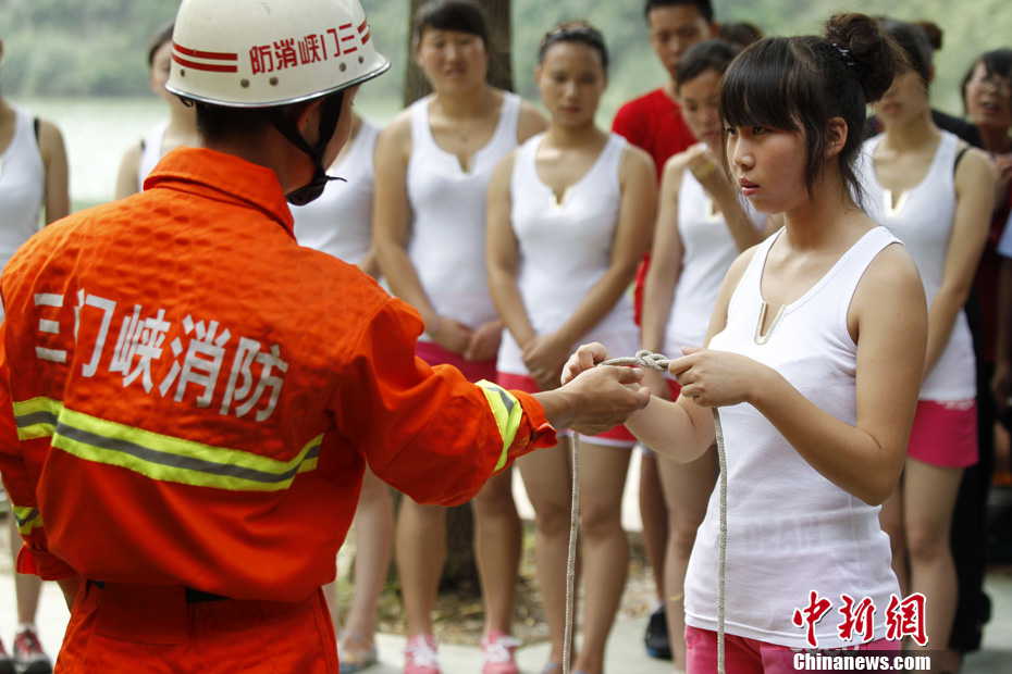 Women lifeguards receive training from a firefighter in Yuxi Grand Canyon, central China’s Henan province on July 25, 2013. (Photo by Wang Zhongju/ Chinanews.com)