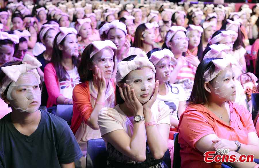 A total of 1223 people broke the Guinness World Record by applying facial masks for 10 minutes at the same time in Taipei on July 28, 2013. 974 people in California, US set the former Guinness World Record in 2012. (Photo/Liu Zhen)