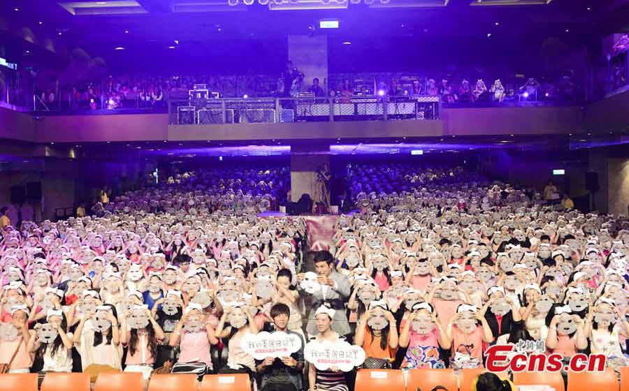 A total of 1223 people broke the Guinness World Record by applying facial masks for 10 minutes at the same time in Taipei on July 28, 2013. 974 people in California, US set the former Guinness World Record in 2012. (Photo/Liu Zhen)