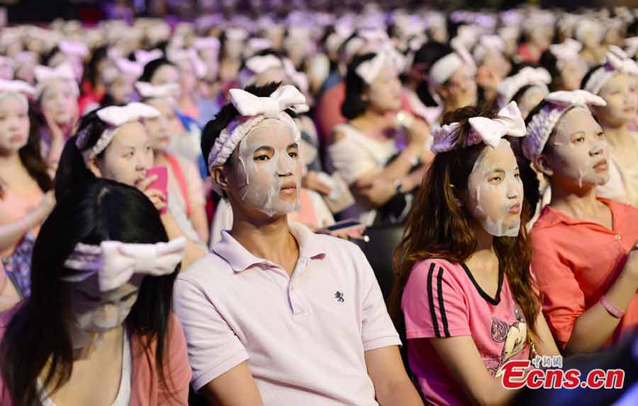 A total of 1223 people broke the Guinness World Record by applying facial masks for 10 minutes at the same time in Taipei on July 28, 2013. 974 people in California, US set the former Guinness World Record in 2012. (Photo/Liu Zhen)