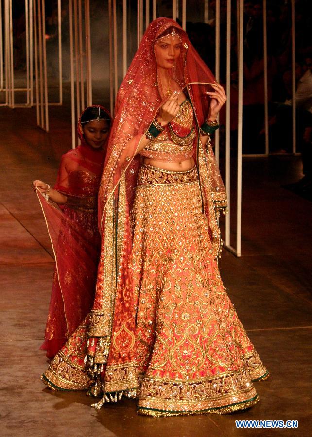 Models display the collection of Indian fashion designer Tarun Tahiliani at India Bridal Fashion Week in New Delhi, India, July 28, 2013. (Xinhua/Partha Sarkar)