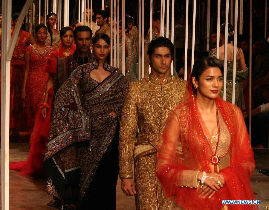 Models display the collection of Indian fashion designer Tarun Tahiliani at India Bridal Fashion Week in New Delhi, India, July 28, 2013. (Xinhua/Partha Sarkar)