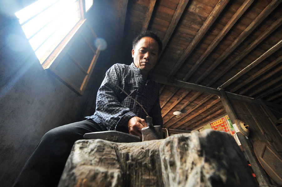 Using his tools, Ma Maoting processes silver jewelry. (Photo/Xinhua)