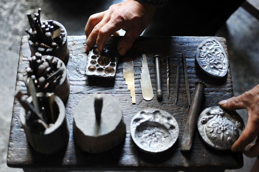 The molds used by Ma Maoting to make silver jewelry. (Photo/Xinhua)
