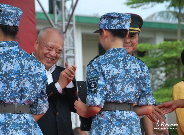 The picture shows Hong Kong teenagers attend a graduation ceremony of the military summer camp on July 28, 2013.  (People's Daily Online/Guo Xiaotong)