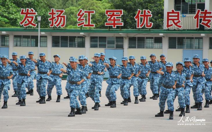 The picture shows Hong Kong teenagers attend a graduation ceremony of the military summer camp on July 28, 2013.  (People's Daily Online/Guo Xiaotong)