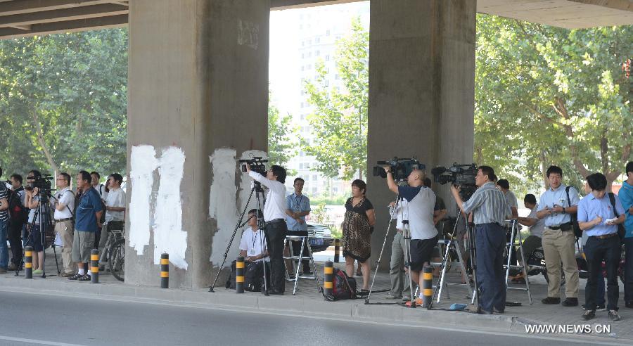 Journalists are seen outside the Shijiazhuang Intermediate People's Court in Shijiazhuang, north China's Hebei Province, July 30, 2013. The court on Tuesday opened a trial for a man who allegedly added poison to frozen dumplings that sickened 10 people in Japan in 2008. (Xinhua/Wang Min) 