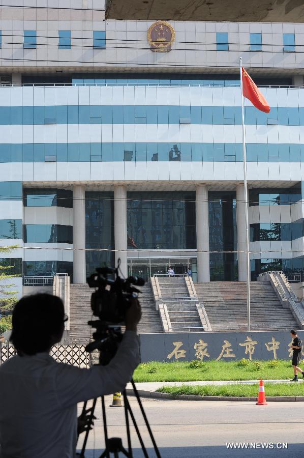 A journalist from Japan works outside the Shijiazhuang Intermediate People's Court in Shijiazhuang, north China's Hebei Province, July 30, 2013. The court on Tuesday opened a trial for a man who allegedly added poison to frozen dumplings that sickened 10 people in Japan in 2008. (Xinhua/Wang Min) 