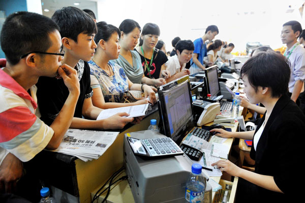 Parents help their children apply for English classes at a private educational establishment in Guiyang, capital of Guizhou province. Wu Dongjun / for China Daily