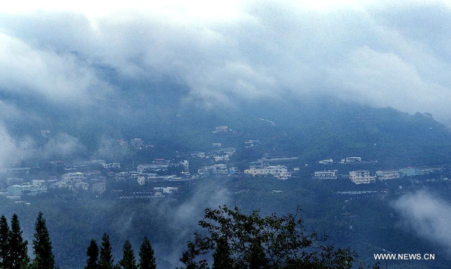 Photo taken on July 29, 2013 shows the scenery viewed from Xiding in the Alishan scenic area in Chiayi, southeast China's Taiwan. Xiding is one of the best places to view mist and sunrise in the scenic area. (Xinhua/Tao Ming)