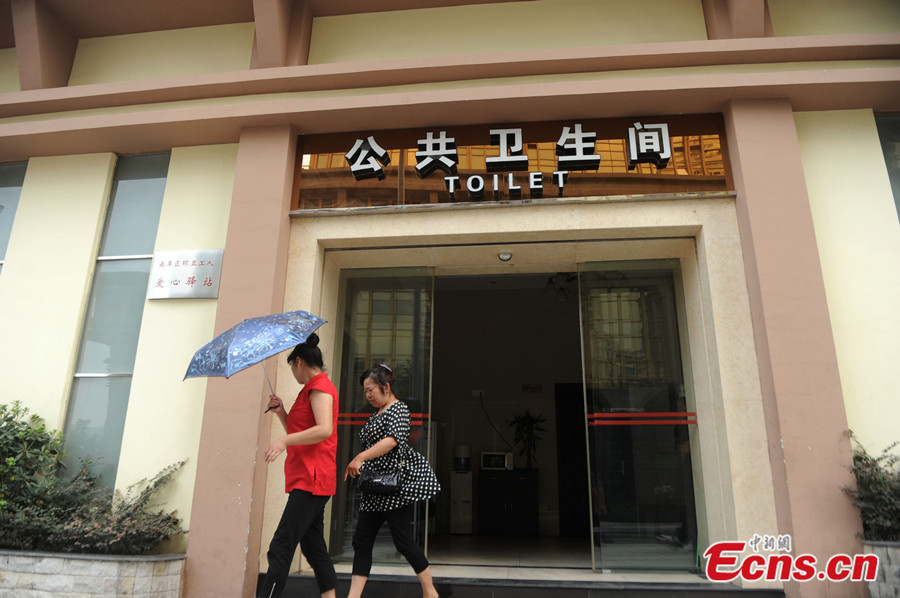 Photo taken on July 29 shows a "star-level" public toilet at Nanbin Road of Chongqing Municipality. The public toilet is equipped with air conditioners, a leather sofa, a refrigerator, and a microwave oven. It also offers drugs for sanitation workers to beat summer heat. (CNS / Chen Chao)