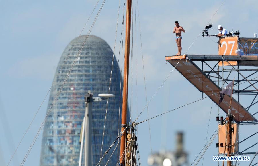 A player competes during the men's high dive at the 15th FINA World Championships in Barcelona, Spain on July 29, 2013. (Xinhua/Xie Haining)