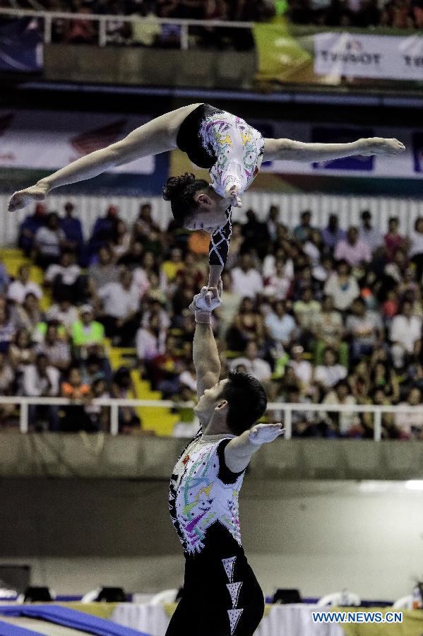 Shen Yunyun (below) and Wu Wenhui of China compete on Mixed Acrobatic Gymnastics during the IX World Games 2013, in Cali City, Colombia, on July 29, 2013. (Xinhua/Jhon Paz)