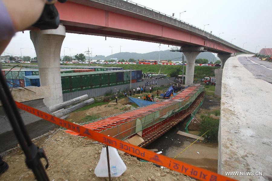 Photo taken on July 30, 2013 shows the collapse site near the Banghwa Bridge in Seoul, South Korea. Two Chinese workers were killed as a section of an under-construction ramp onto Banghwa Bridge collapsed Tuesday, according to Yonhap. (Xinhua/Yao Qilin) 