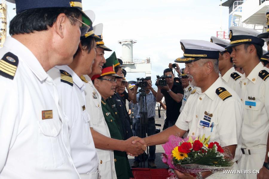 The crew of Japanese coastguard vessel is welcomed by Vietnam Marine Police officers in Da Nang city, in Vietnam, on July 30, 2013. Japanese coastguard vessel Kojima anchored at Tien Sa Port in Vietnam's central Da Nang city on Tuesday, with 82 sailors and trainees on board, for an exchange of visit to the Vietnamese Marine Police Zone 2, local media reported. (Xinhua/VNA)
