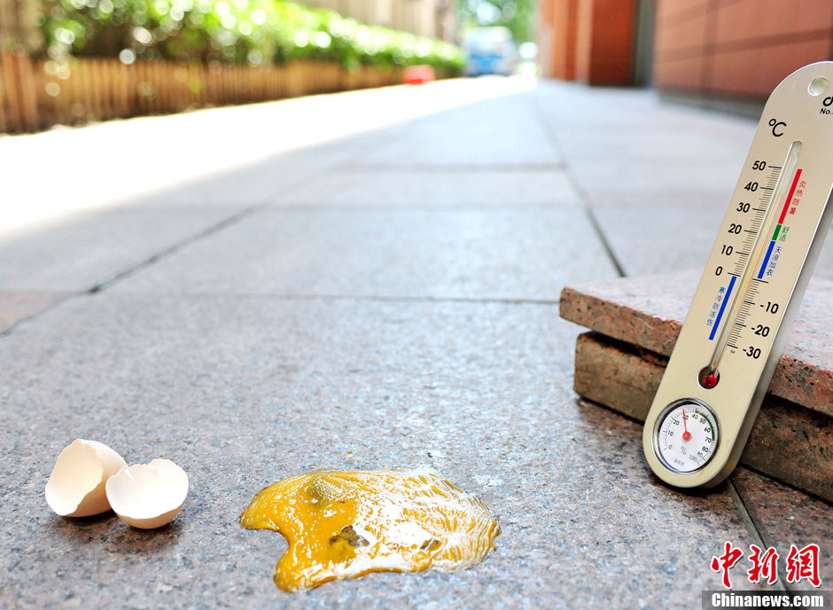 Temperatures in Shanghai surpassed 39 degrees Celsius on Tuesday, the 8th straight day for temperatures to rise above 38 degrees Celsius, the Shanghai Meteorological Center said.(Photo/CNS)