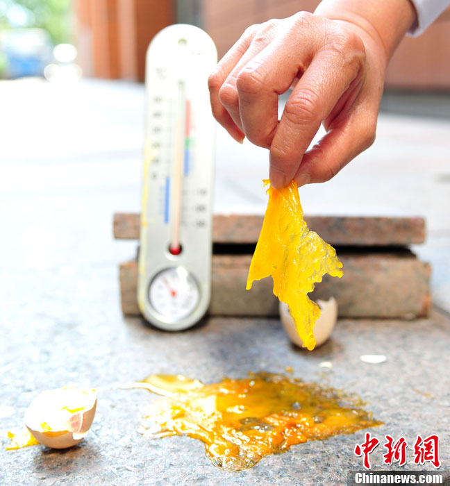 Temperatures in Shanghai surpassed 39 degrees Celsius on Tuesday, the 8th straight day for temperatures to rise above 38 degrees Celsius, the Shanghai Meteorological Center said.(Photo/CNS)