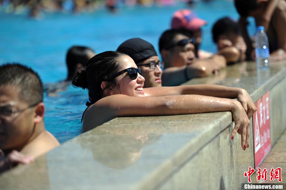 Heat wave tightens grip on most China’s cities on July 28; Beijing issued second orange alert of heat. Hundreds of tourists gather at the Ocean and Beach Festival to release summer heat and enjoy summer time in Beijing. (Photo/CNS) 