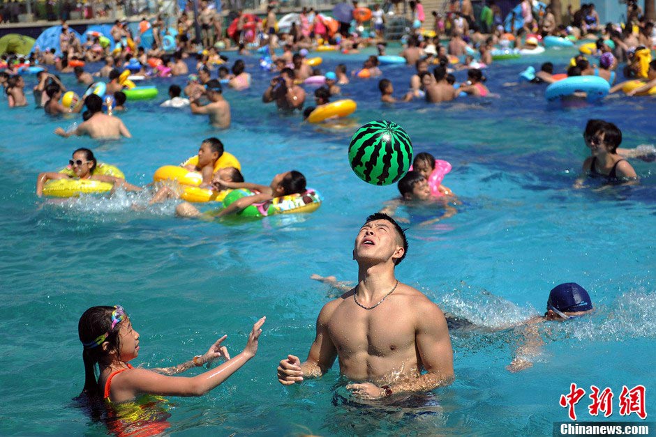 Heat wave tightens grip on most China’s cities on July 28; Beijing issued second orange alert of heat. Hundreds of tourists gather at the Ocean and Beach Festival to release summer heat and enjoy summer time in Beijing. (Photo/CNS) 
