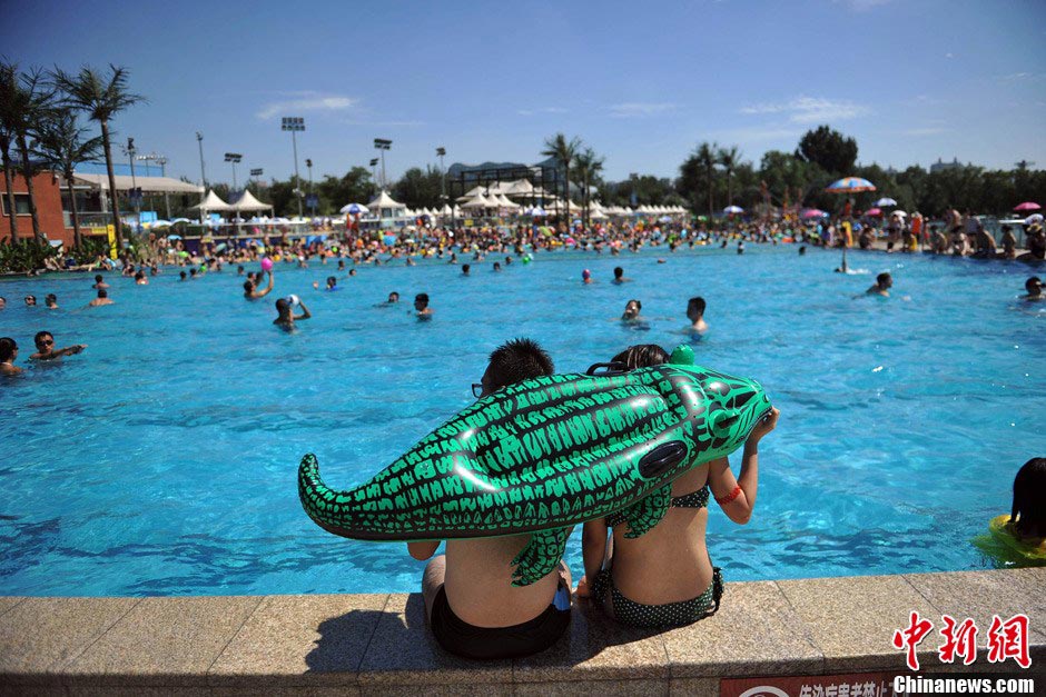 Heat wave tightens grip on most China’s cities on July 28; Beijing issued second orange alert of heat. Hundreds of tourists gather at the Ocean and Beach Festival to release summer heat and enjoy summer time in Beijing. (Photo/CNS) 