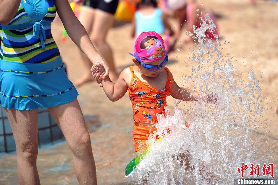 Heat wave tightens grip on most China’s cities on July 28; Beijing issued second orange alert of heat. Hundreds of tourists gather at the Ocean and Beach Festival to release summer heat and enjoy summer time in Beijing. (Photo/CNS) 