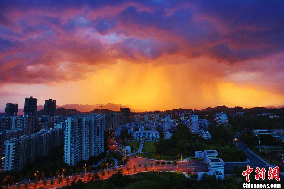 Rosy sunset tints the sky at night of July 29 in Fuzhou. Temperature reached 38.8 degree Celsius on that day, breaking local record of this summer. (Photo/CNS)