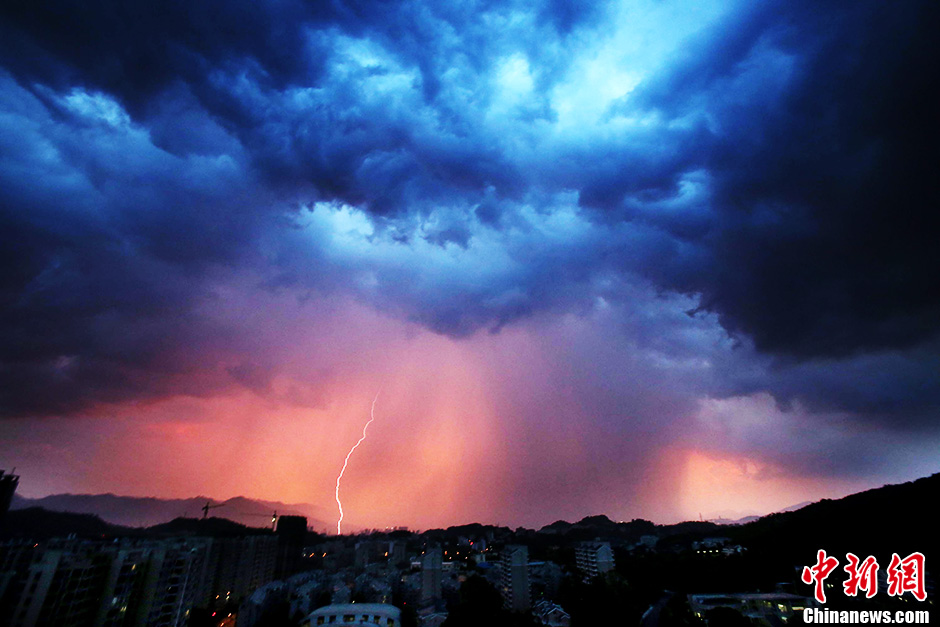 Lighting flashes through the air, but no rain drops after dull thunder. (Photo/CNS)