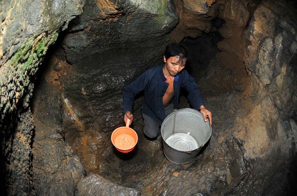 On July 23, a villager has to fetch water from a karst cave due to drought in Fenghuang County, Hunan, southwest of China. Recently, over 384,000 people lacked adequate drinking water because of the lasting dry and hot weather. (Xinhua/Long Hongtao)