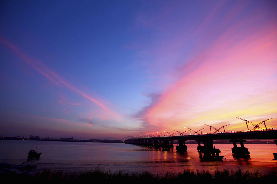 The photo of sunset glow is taken from Yunjiang Bridge, Rui’an, Zhejiang, southeast of China. The blue sky together with sunset glow looks like ice and fire. (Xinhua/Zhuang Yingchang)