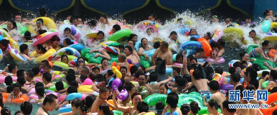 150,000 tourists rush to China's Dead Sea scenic spot in Suining, Sichuan province on July 27 as temperatures in the city surpassed 38 degrees Celsius. (Xinhua/Zhong Min)